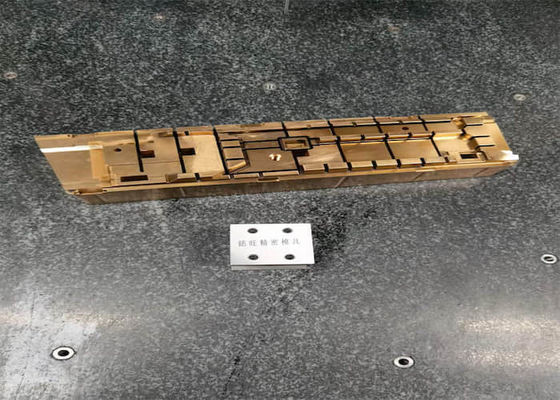 Khuôn đánh bóng dung sai 0,01mm Chèn các thành phần khuôn ô tô